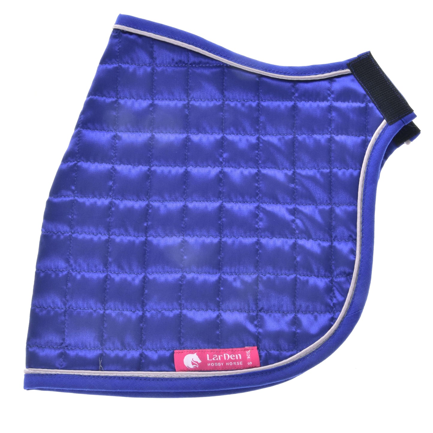 Deka DeLuxe Blue oboustranná od Hobby Horse LarDen, podsedlová dečka poskytující ochranu koni, s růžovým štítkem LarDen v pravém dolním rohu a černými pásky na suchý zip na pravém horním okraji.