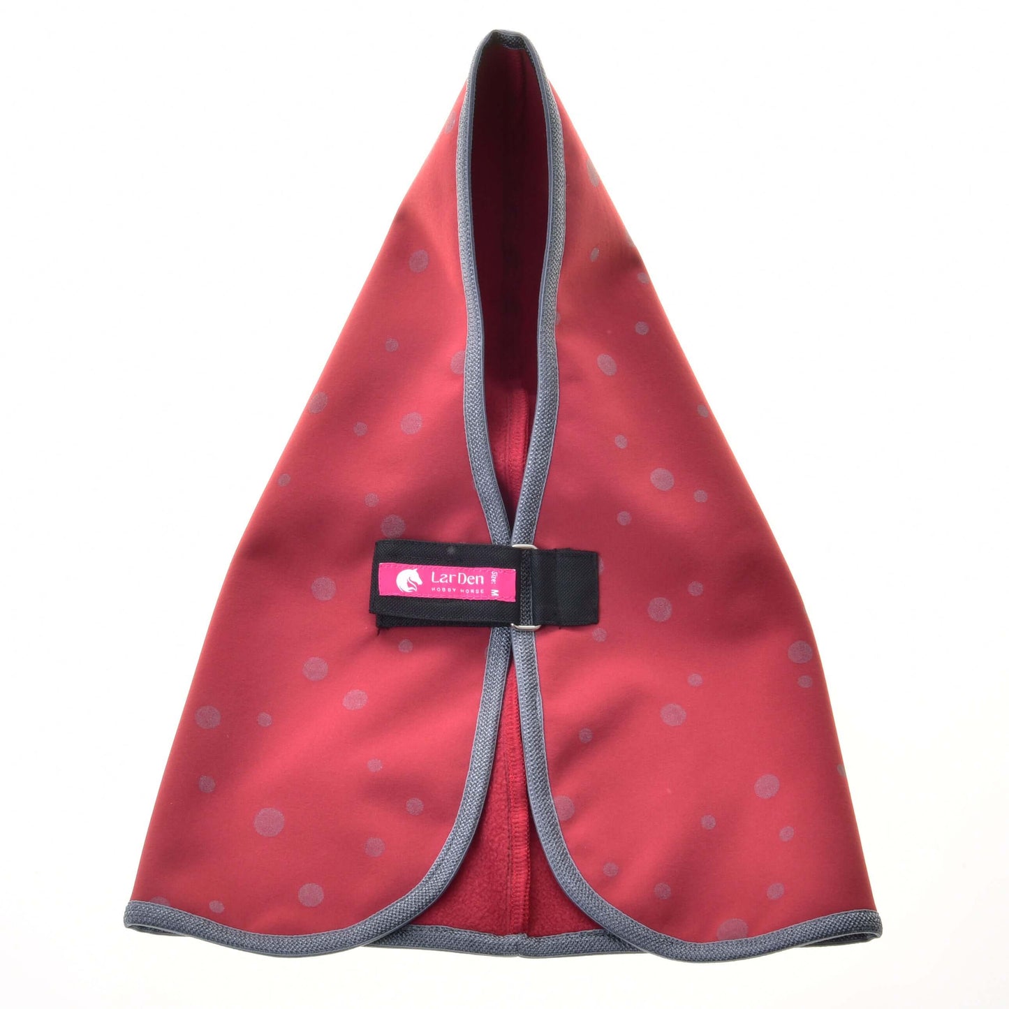 Deka stajňová Raspberry od Hobby Horse LarDen, červená trojuholníková šatka so sivým lemom a bodkami, ideálna ako štýlová deka pre Hobby Horse alebo ako ochrana pri tréningu.