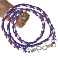 Hobby Horse LarDen Otěže Flag CZ z odolné červené, bílé a modré pletené polypropylenové šňůry se stříbrnými otočnými karabinami typu lobster na obou koncích, úhledně stočené na dřevě.
