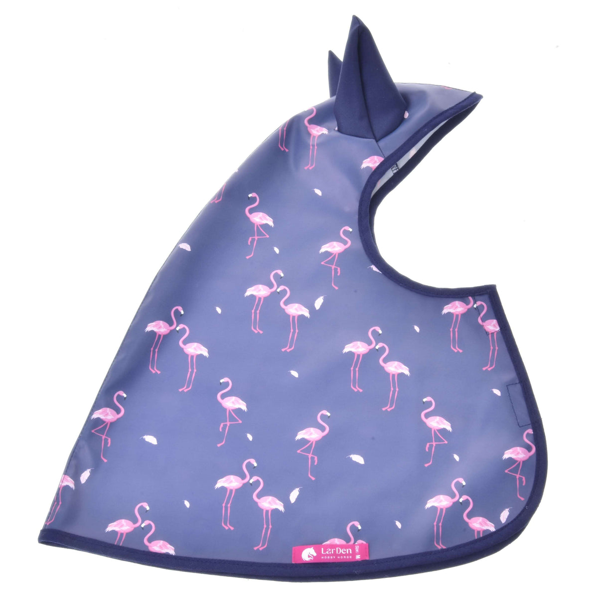 Hobby Horse LarDen Pláštenka Flamingo je modrá čabraka so vzorom ružových plameniakov, bielymi perovými akcentmi, dvoma krytmi na uši a štítkom na spodnom okraji. Navrhnutá pre použitie za každého počasia.