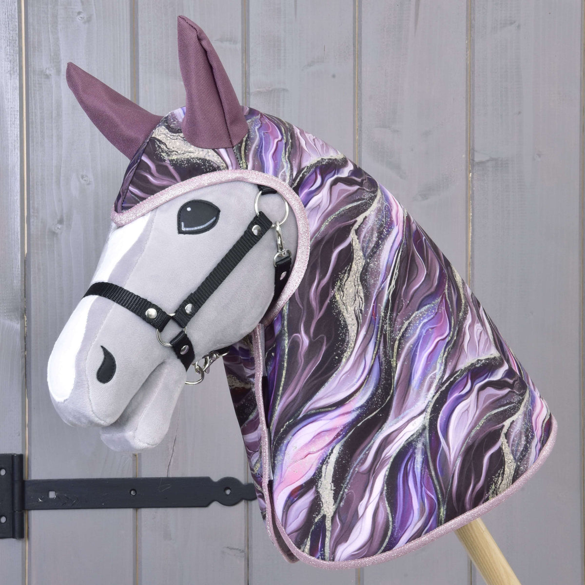 Pláštenka Galaxy Space od Hobby Horse LarDen s plyšovou hlavou Hobby Horse, čiernou uzdečkou a kapucňou s vírivým vzorom vo fialovej, čiernej a bielej farbe – ideálna pre každé dobrodružstvo, za dažďa aj za slnka.