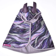 Pláštenka Galaxy Space od Hobby Horse LarDen, štýlová pláštenka v tvare pláštenky pre maznáčika s vírivým mramorovým vzorom vo fialovej, čiernej a bielej farbe a dvoma vzpriamenými tvarmi pripomínajúcimi uši hore, na bielom pozadí.