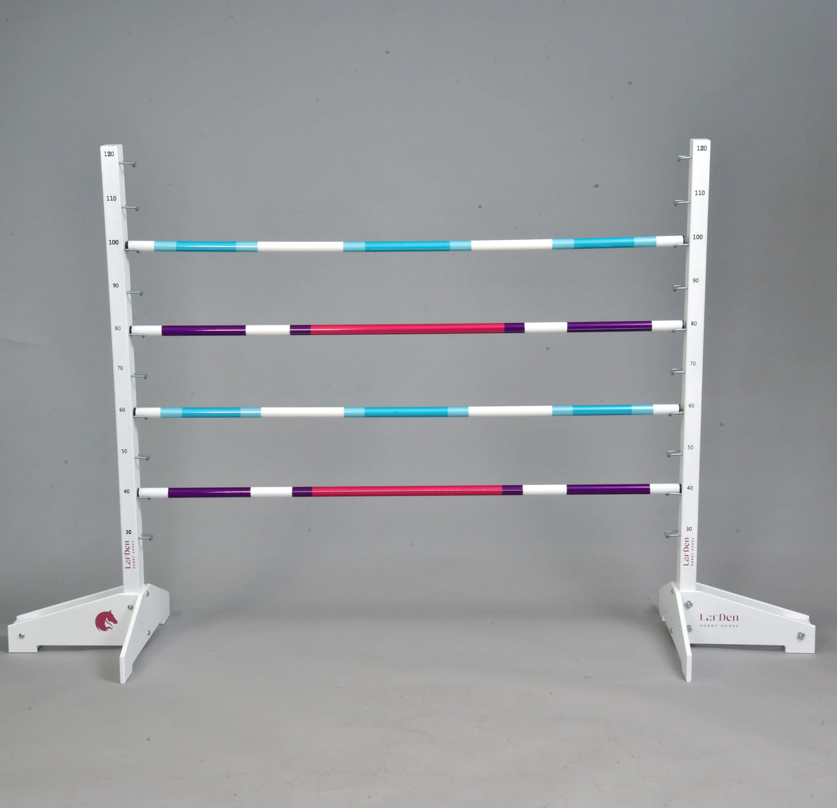 Set prekážky kolmák 120 cm + 2 ks bariérky od Hobby Horse LarDen so štyrmi vodorovnými tyčami v bielej, tyrkysovej, fialovej a červenej farbe na výškovo nastaviteľnom bielom stojane, ideálny pre Hobby Horsing vnútri aj vonku.