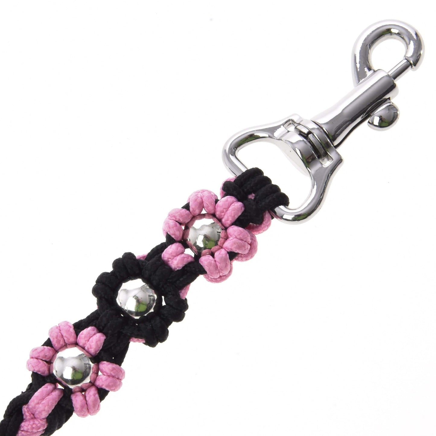 Hobby Horse - vodidlo Bloom Pink od Hobby Horse LarDen, detail čierneho vodidla s ružovými kvetinovými prvkami a striebornými cvokmi, zakončeného lesklou kovovou karabínou, ideálne na vedenie alebo lonžovanie tvojho Hobby Horse v štýle.