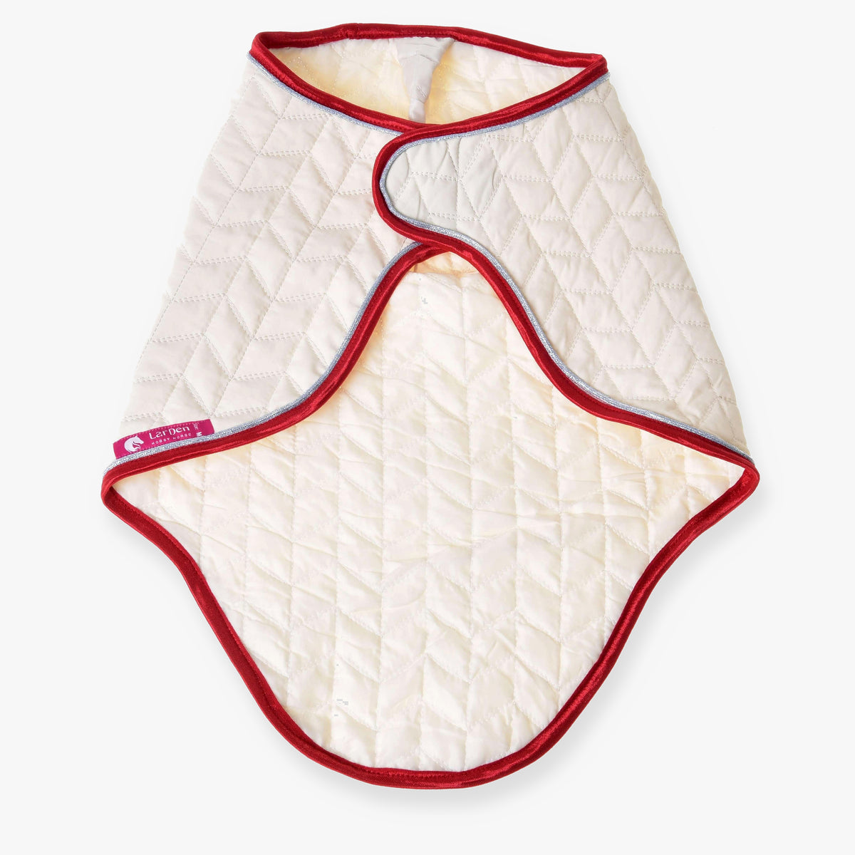 Prepravná deka Italy od Hobby Horse LarDen, prešívaná biela bunda pre maznáčika s červeným lemovaním, zapínaním na suchý zips, zaoblenými okrajmi a kosoštvorcovým prešívaním, pripomínajúca ľahkú konskú deku pre menšieho spoločníka.