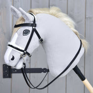 Kompletní uzdečka s beránkem černá od Hobby Horse LarDen na světle šedém Hobby Horse s krémovou hřívou, s černou koženkovou uzdečkou a otěžemi na dřevěné tyči, na pozadí šedého dřeva.