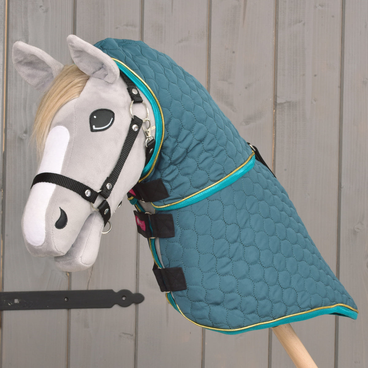 Prešívaná zelená Hobby Horse deka s odnímateľným nákrčníkom na sivom Hobby Horse