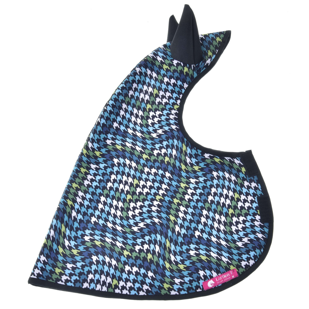 Pláštenka Lara od Hobby Horse LarDen je psí plášť do každého počasia s modrým, čiernym, bielym a zeleným kohútím vzorom, krytmi uší a ružovým štítkom na spodnom okraji.