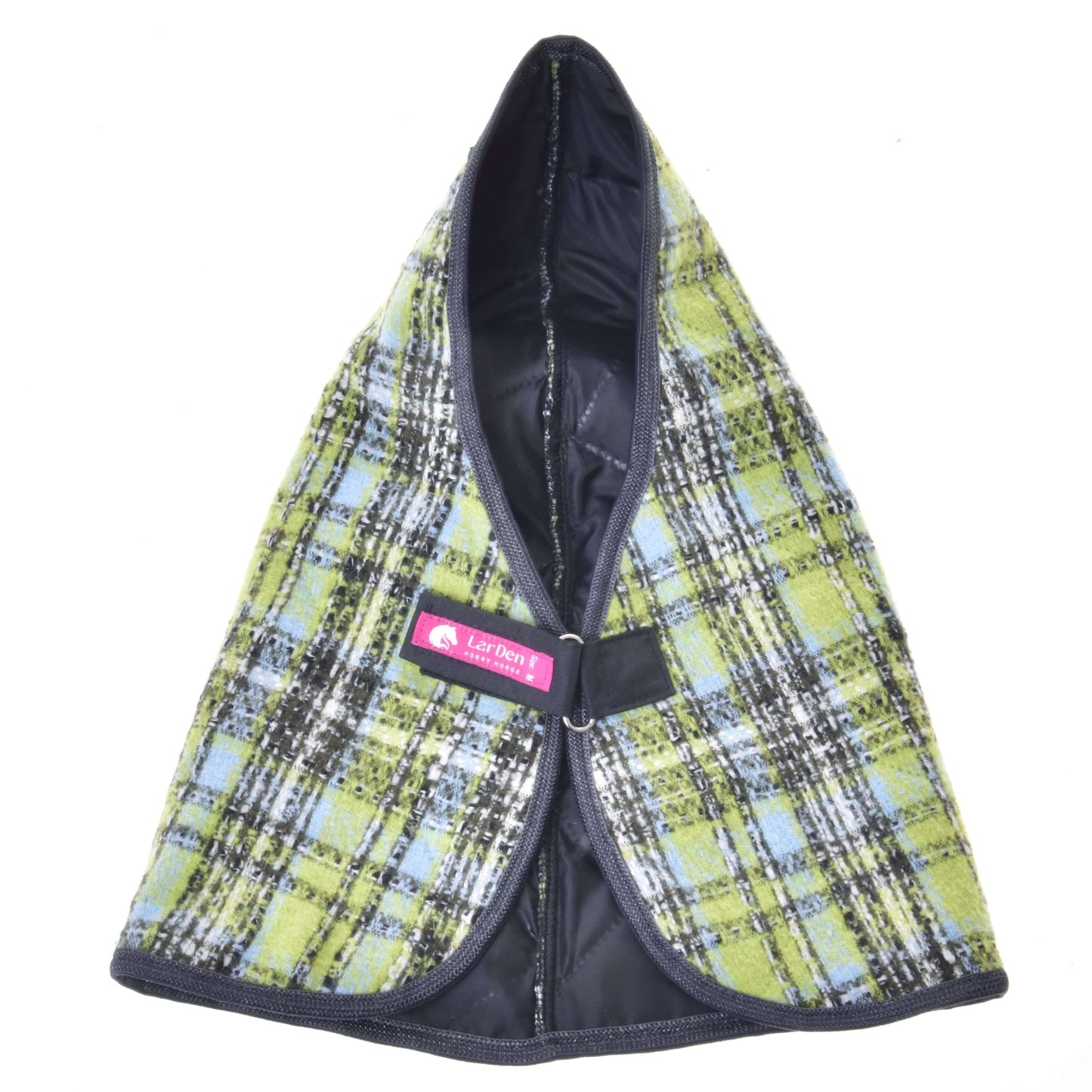 Deka stajňová Lemon Blue od Hobby Horse LarDen sa vyznačuje zeleným, modrým, čiernym a bielym károvaným vzorom, predným zipsom s ružovým štítkom a kovovým D-krúžkom – skvelá ako deka pre Hobby Horse na hranie alebo pre väčšiu ochranu koňa.