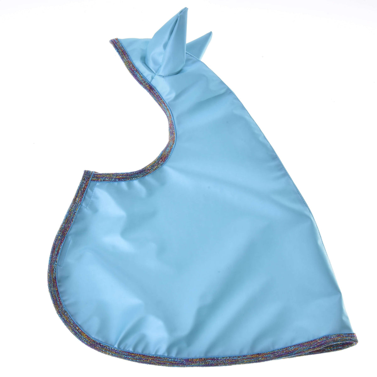 Pláštenka Light Blue od Hobby Horse LarDen s trojuholníkmi pripomínajúcimi uši hore a viacfarebným lemovaním, položená naplocho na bielom pozadí – ideálna do každého počasia.