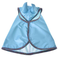 Pláštenka Light Blue od Hobby Horse LarDen s trblietavým lemovaním a dvoma špicatými rohmi, vhodná do každého počasia a ideálna ako kostým pre deti alebo domácich maznáčikov – skvelá pre nápaditú hru a Hobby Horse dobrodružstvá.