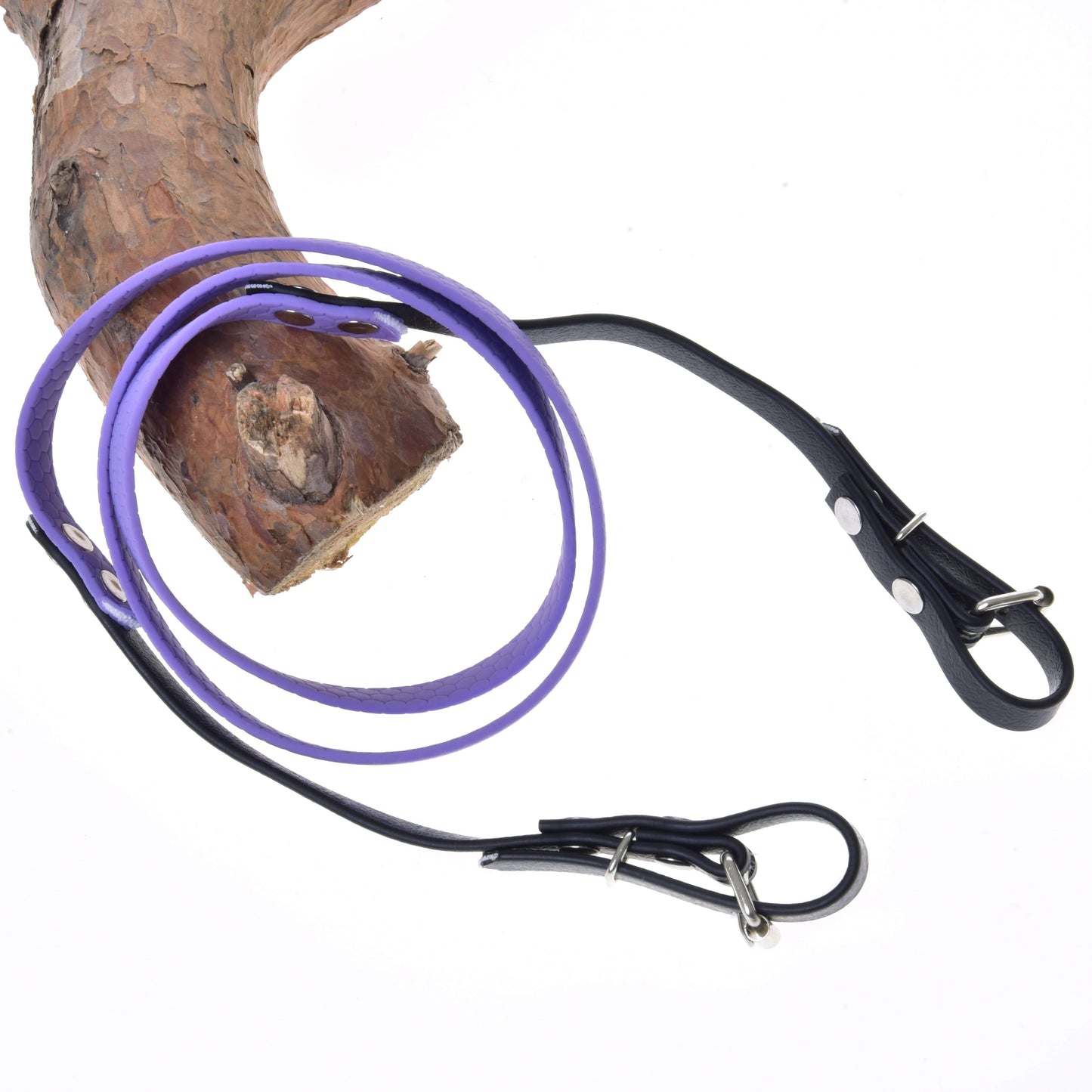 Opraty pogumované Light purple od Hobby Horse LarDen stočené na vetve stromu na bielom pozadí, pripomínajúce kvalitu oprát k bezzubadlovej uzdečke.