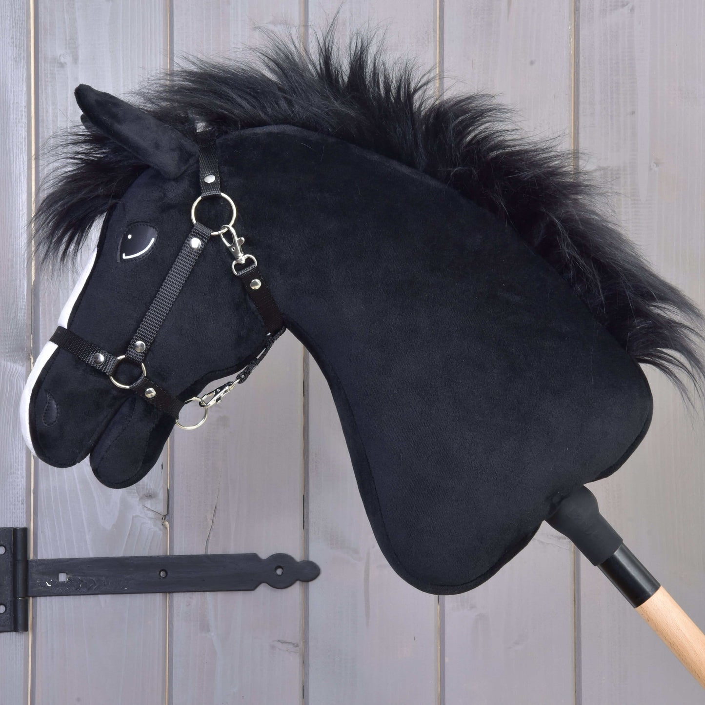 Hobby Horse Loki s čiernou ohlávkou od Hobby Horse LarDen má plyšové prevedenie v štýle čierneho Welsh Coba, biele znaky na nose a je upevnený na drevenej tyči – ideálny pre drezúru alebo nápaditú hru.