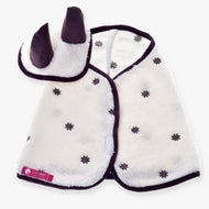 Set Loret od Hobby Horse LarDen je biely fleecový zvierací kostým s fialovým lemom, malými kvetinovými vzormi a kapucňou s dvoma vztýčenými fialovými rohmi, inšpirovaný hravými dizajnmi diek pre Hobby Horse.