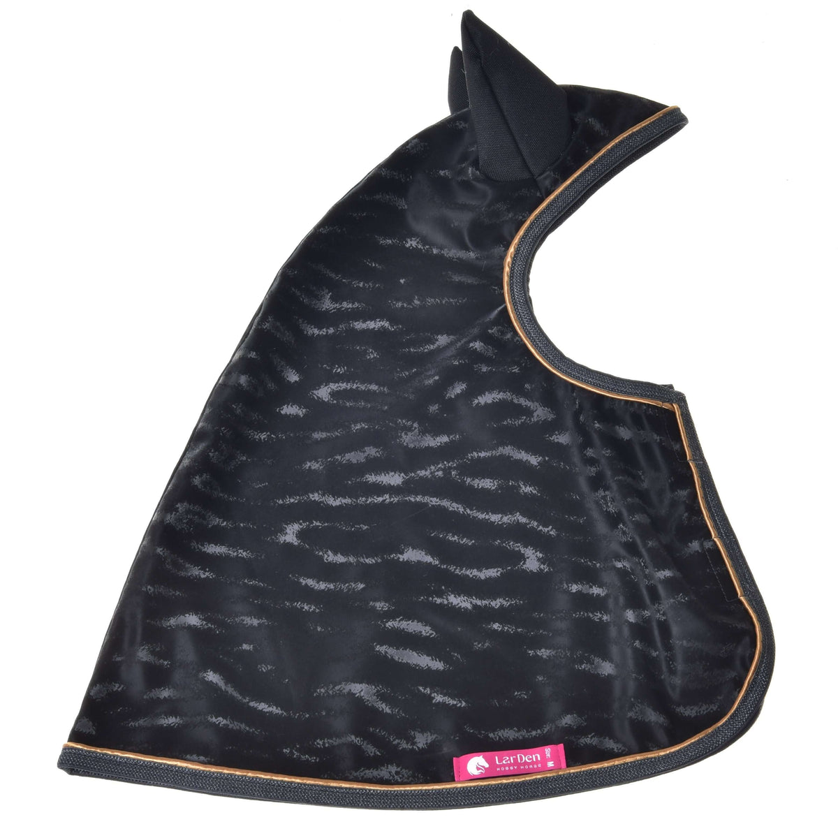 Hobby Horse LarDen Pláštenka Luxury je čierna čabraka so saténovým vzhľadom s jemnými pruhmi, béžovým lemovaním, vzpriamenými krytmi uší a ružovým štítkom – ideálna na udržanie štýlového vzhľadu tvojho Hobby Horse pod pláštenkou.