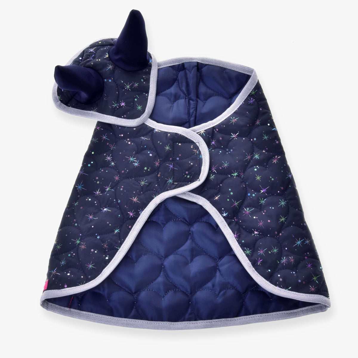 Set Magic od Hobby Horse LarDen obsahuje tmavomodrú prešívanú pláštenku so svetlým lemovaním a hviezdnym vzorom a k tomu ladiacu kapucňu s dvoma rohmi podobnými jednorožcovi – ideálny ako čarovná deka pre Hobby Horse alebo hravá ochrana koňa proti hmyzu.