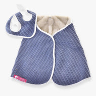 Set Manchester Plum od Hobby Horse LarDen je rebrovaný psí kabátik v slivkovej farbe s kožušinovou podšívkou, bielym lemovaním a zapínaním na suchý zips, s ladiacou slivkovo-bielou rukavičkou v tvare labky pri golieri pre útulný štýl inšpirovaný dekou.