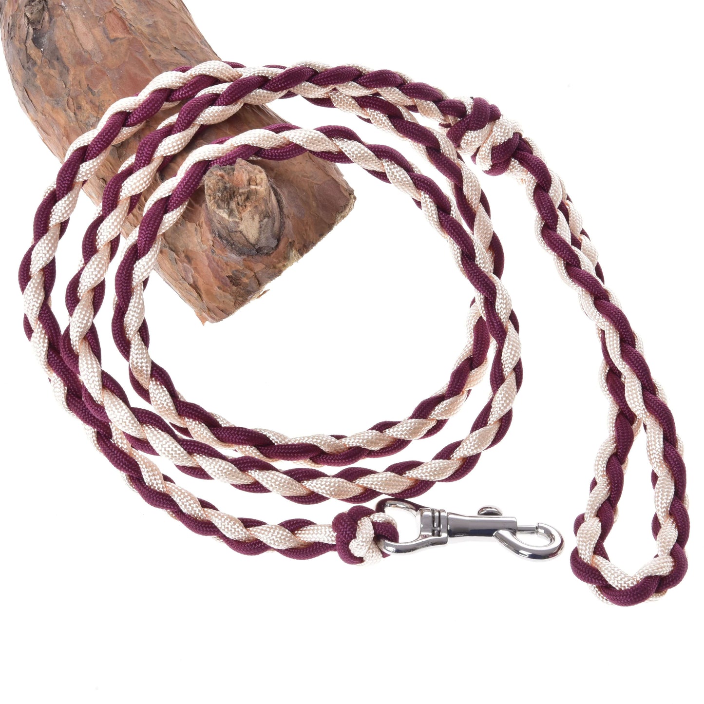 Hobby Horse - pletené vodidlo Maroon od Hobby Horse LarDen s pleteným vínovo-bielym paracordom a kovovou karabínou, zobrazené stočené vedľa vetvy stromu.