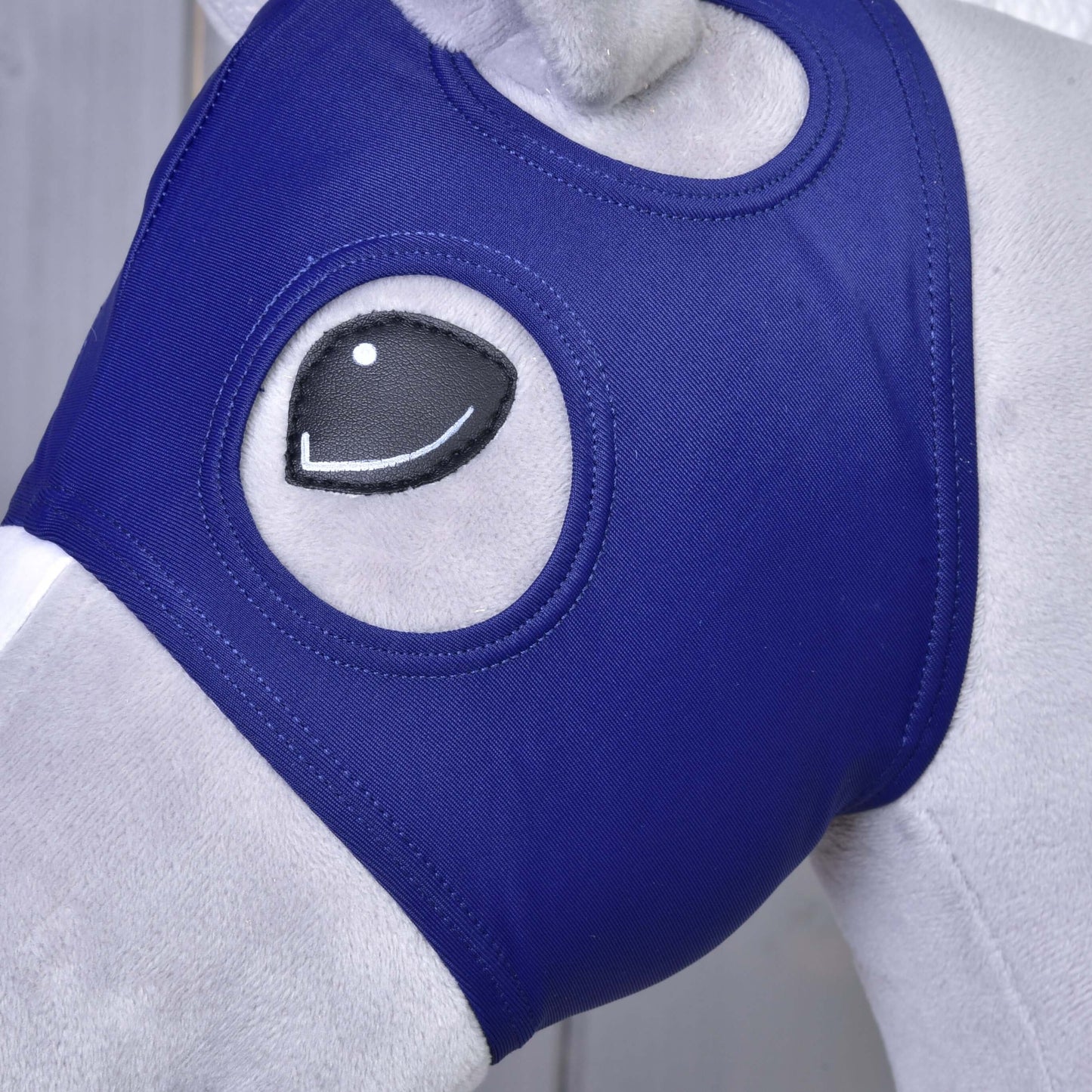 Detail hlavy konskej figuríny s maskou bez uší Hobby Horse LarDen, priliehavou kráľovsky modrou lycrovou maskou, ktorá zakrýva tvár a má otvory na oči v kreslenom štýle pre hravý vzhľad.