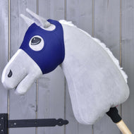 Šedý Hobby Horse LarDen s bílou hřívou a dřevěnou tyčí je zobrazený s maskou bez uší LarDen před dřevěnou stěnou s viditelnými panty.