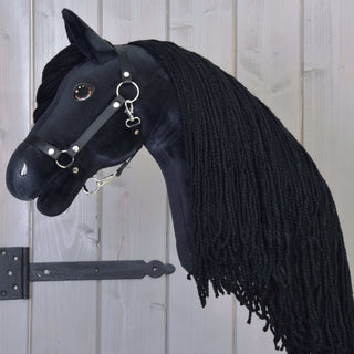 Hobby Horse Maximus s čiernou ohlávkou