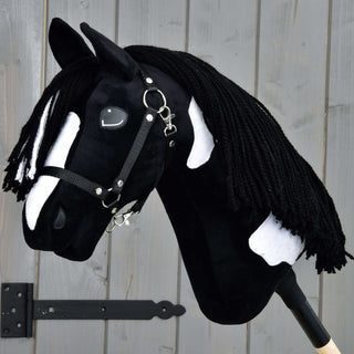 Hobby Horse Merlin s čiernou ohlávkou