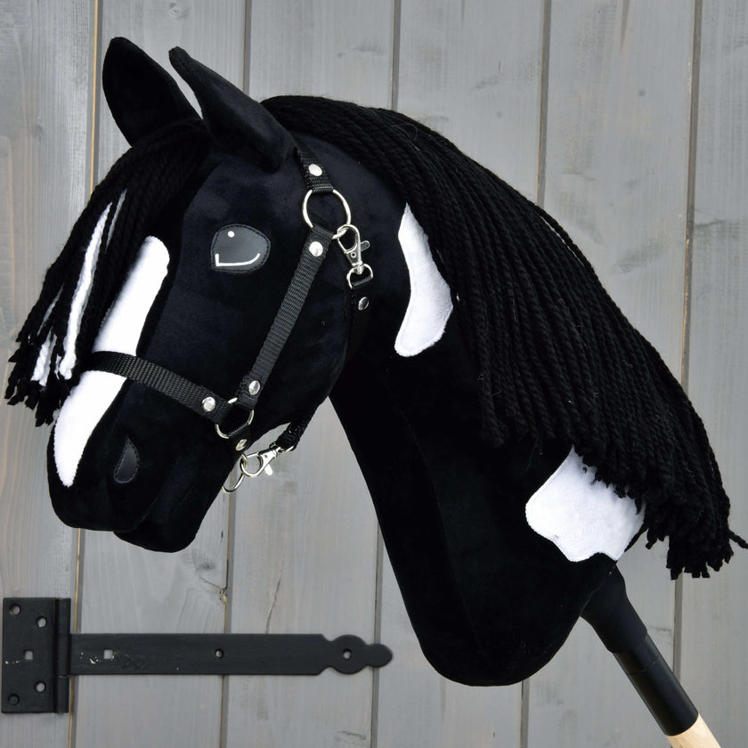 Hobby Horse Merlin s čiernou ohlávkou