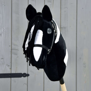 Hobby Horse Merlin s čiernou ohlávkou
