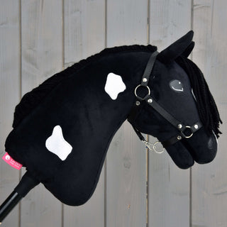 Hobby Horse Merlin s čiernou ohlávkou