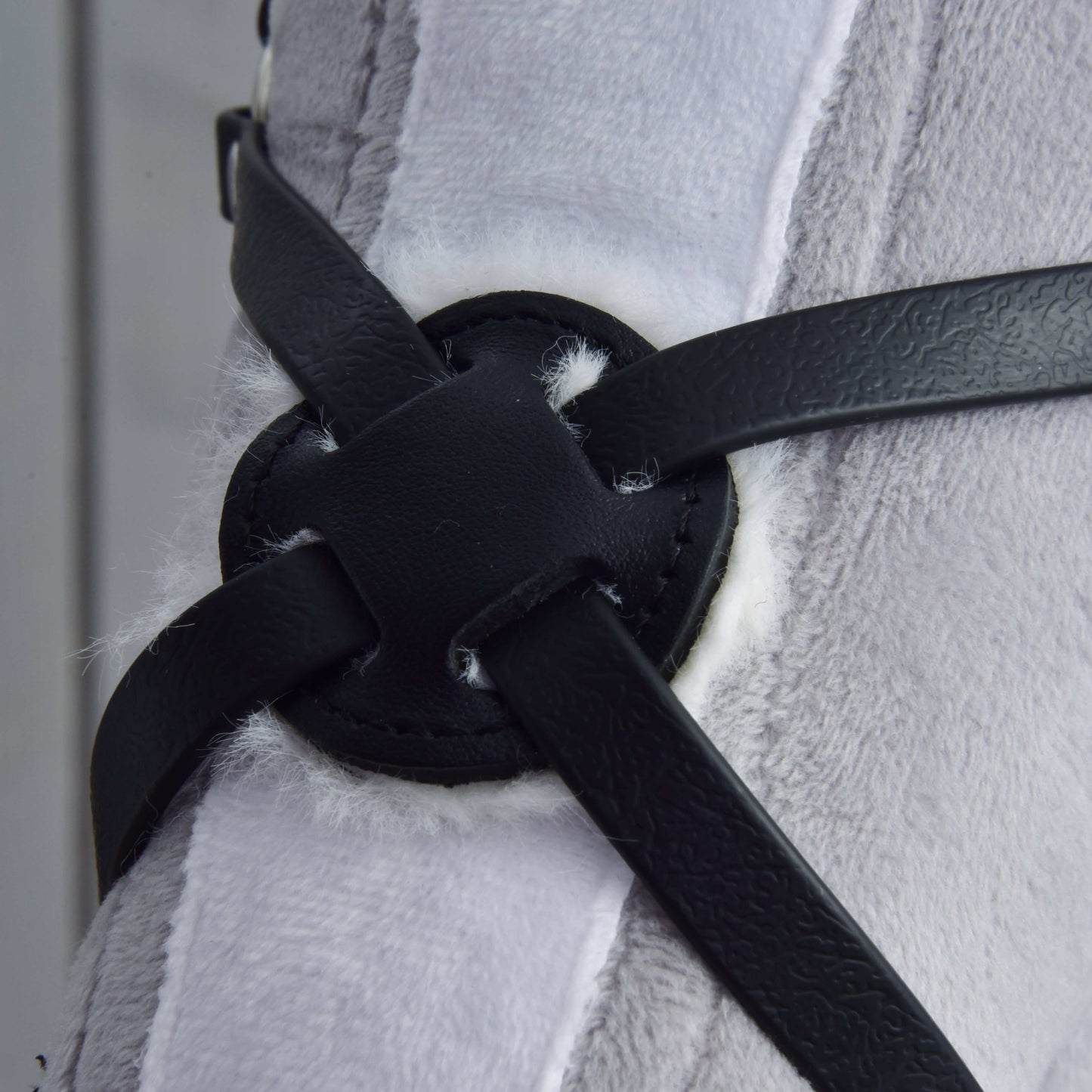 Detail produktu Mexický nánosník čierny podšitý od Hobby Horse LarDen s čiernymi remienkami z umelej kože cez okrúhlu nášivku našitú na plyšovej bielej a sivej látke — perfektný v detaile aj pohodlí pre každého nadšenca do Hobby Horse.