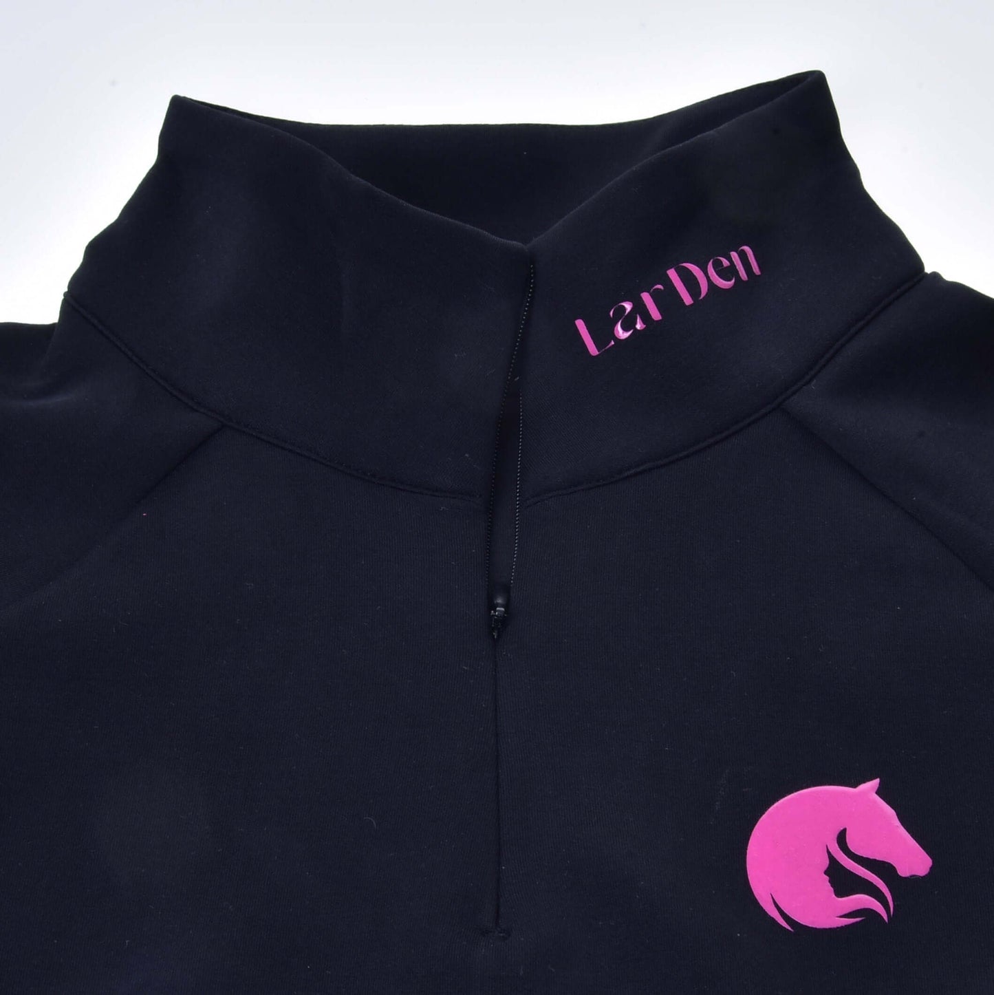 LarDen Mikina od Hobby Horse LarDen, čierna mikina na zips s nápisom „LarDen“ v ružovej farbe pri golieri a ružovým logom konskej hlavy na hrudi.