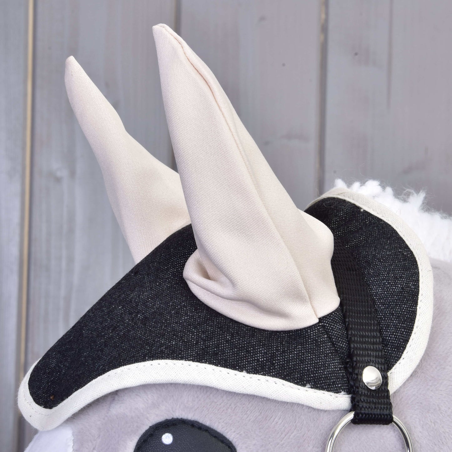 Detailný záber na sivý plyšový Hobby Horse Set Blue Denim od Hobby Horse LarDen s čierno-bielou látkovou uzdečkou a mäkkými krémovo sfarbenými ušami – pôvabná dekorácia pre každého fanúšika.