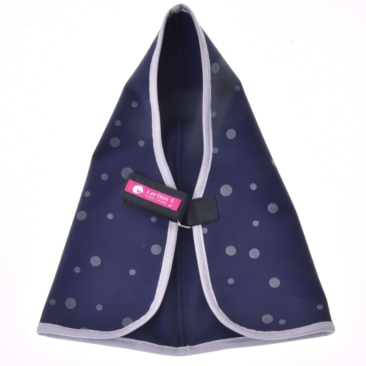 Deka stajňová Night Sky od Hobby Horse LarDen, tmavomodrá deka s bodkami a svetlosivým lemom, zložená do trojuholníka. Viditeľný je ružový štítok a čierne zapínanie – ideálna na tréning koňa alebo ako roztomilý uterák na osušenie maznáčika.