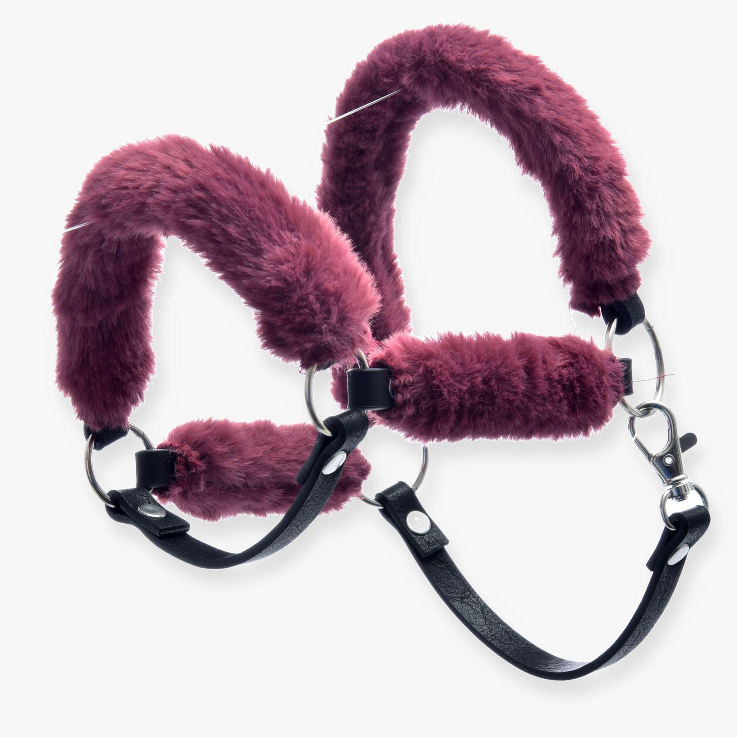 Hobby Horse LarDen Ohlávka s barančekom Teddy Maroon s mäkkým vínovým umelým barančekom, čiernymi koženkovými popruhmi a striebornými zapínaniami, inšpirovaná dizajnom koženkovej ohlávky, izolovaná na bielom pozadí.
