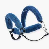 Ohlávka s beránkem Teddy Petrol od Hobby Horse LarDen má modrý chlupatý beránek, černé koženkové popruhy a stříbrné kovové kroužky a zapínání pro pohodlné a bezpečné umístění na hlavě koně.
