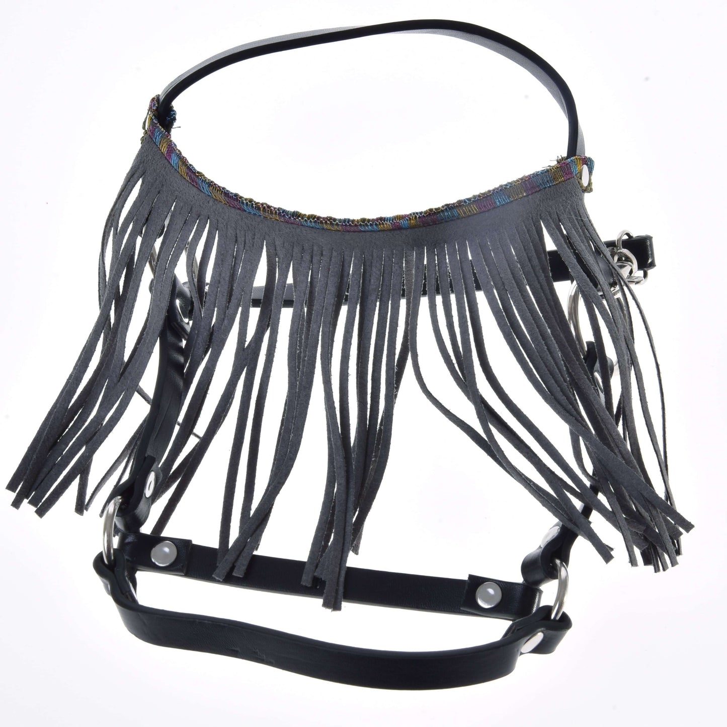 Ohlávka čierna so sivými strapcami od Hobby Horse LarDen s dlhými tenkými strapcami a korálikovými detailmi na hornom pásiku, ktoré dodávajú výrazný vzhľad každej kolekcii. Zobrazená na bielom pozadí.