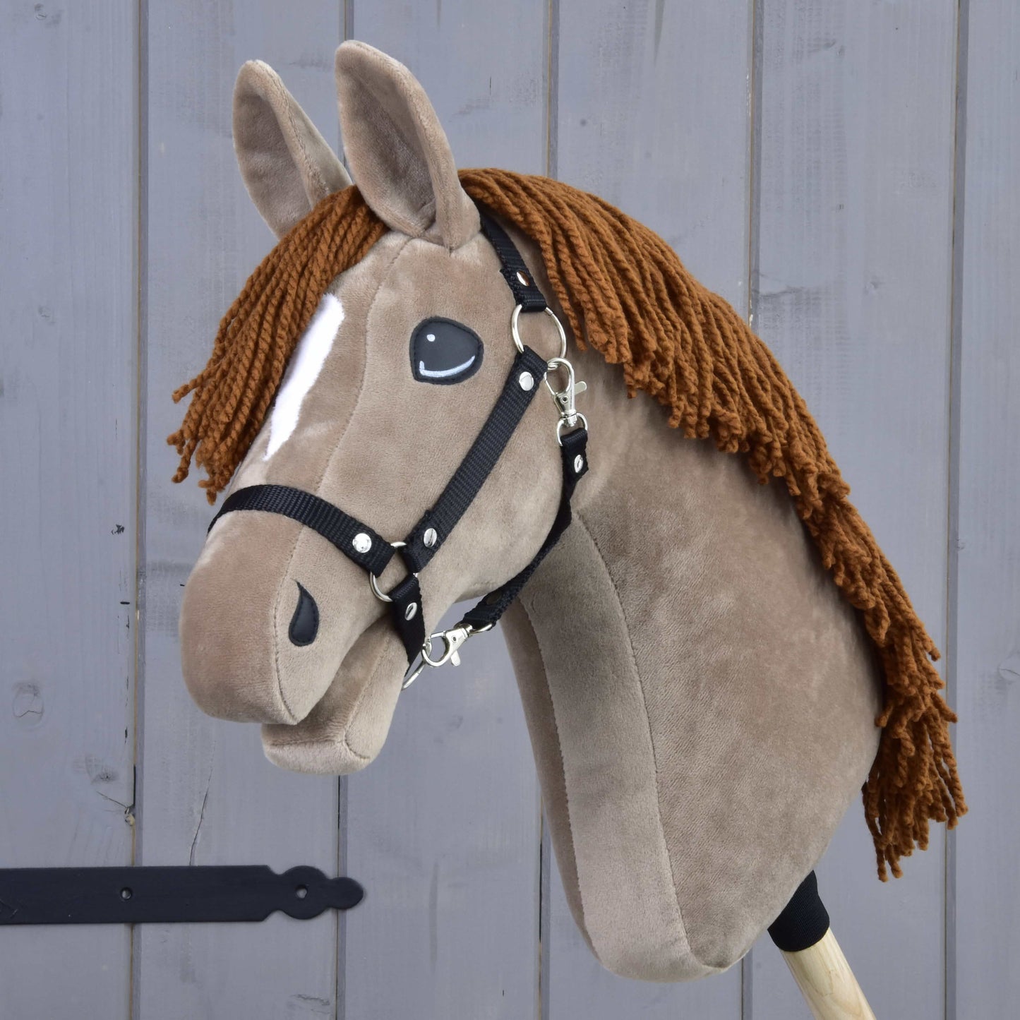 Hobby Horse Oliver s čiernou ohlávkou + ohlávkou s barančekom ZADARMO od Hobby Horse LarDen, s hnedou srsťou, bielou lysinou, hrivou z priadze a na drevenej tyči, inšpirovaný oldenburským žrebcom.