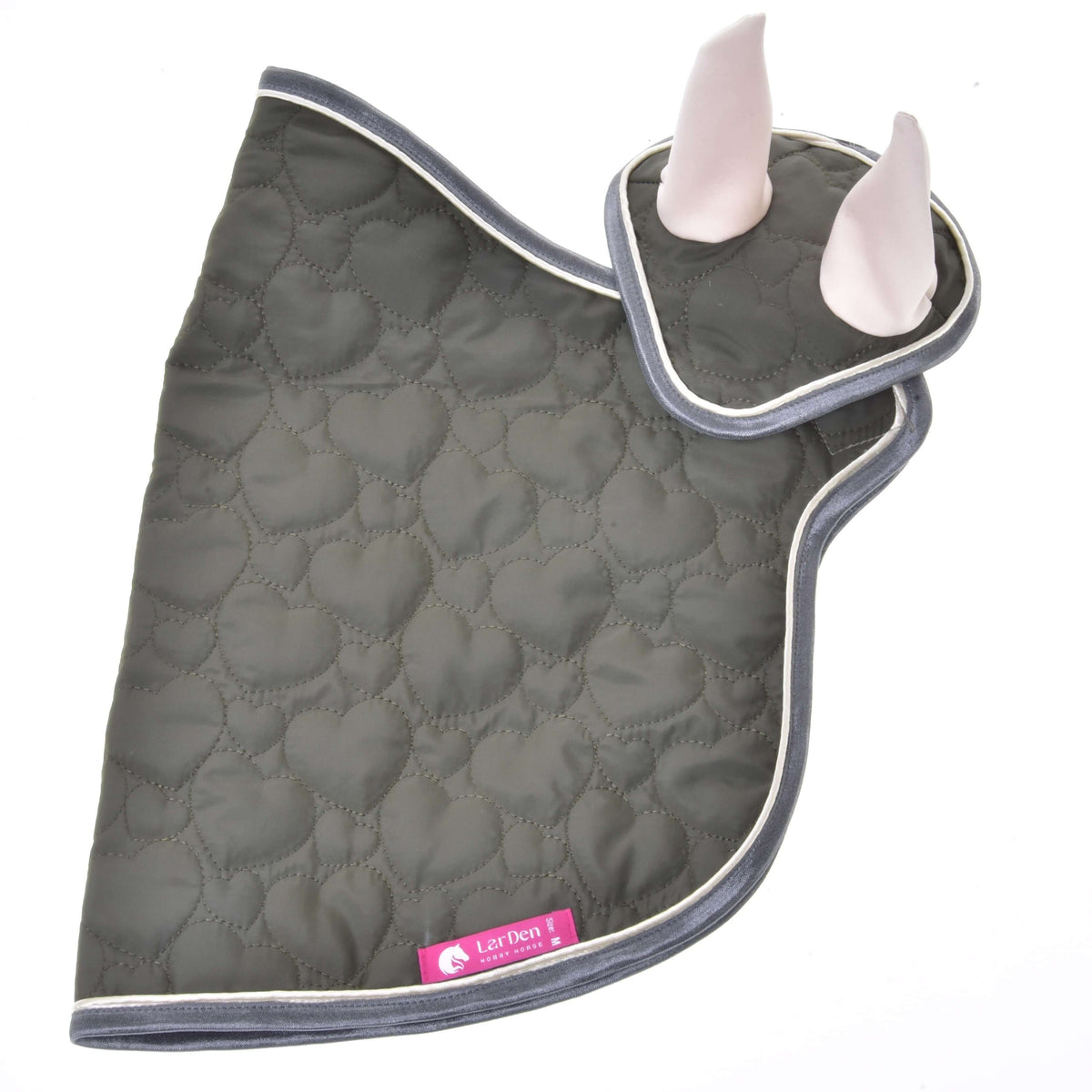 Set Olivetti od Hobby Horse LarDen obsahuje zelenú prešívanú čabraku a ladiacu podsedlovú dečku so sivým lemovaním a bielou vnútornou podšívkou uší, zobrazené na bielom pozadí. K podsedlovej dečke je pripevnený ružový štítok – ideálny do tvojej zbierky.