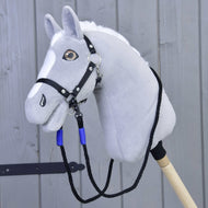 Otěže Basic Blue od Hobby Horse LarDen zobrazené na šedé plyšové hlavě Hobby Horse s černou uzdečkou a modrými polypropylenovými provazovými otěžemi na dřevěné tyči, na pozadí světle šedé dřevěné stěny.