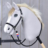 Otěže Emblem CZ od Hobby Horse LarDen na plyšovém Hobby Horse se světle šedou hlavou, černou uzdečkou, bílou hřívou a na dřevěné tyči; součástí jsou ručně vyráběné otěže „Reins Emblem CZ“ s modrým, bílým a červeným přívěskem.