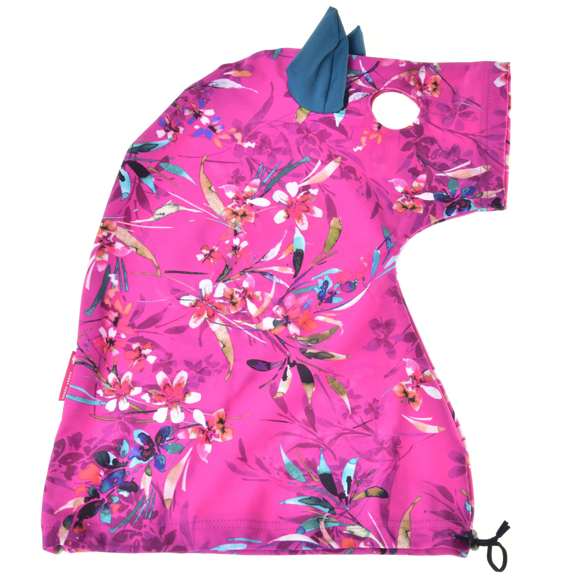 Hobby Horse ochranný oblek Pink Beauty (Lycra) od Hobby Horse LarDen je výrazný ružový kvetovaný ochranný oblek pre Hobby Horse, tvarovaný ako konská hlava s modrými ušami, okrúhlym otvorom na tvár a sťahovacou šnúrkou dole.