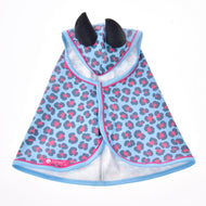 Pláštenka Blue Leopard od Hobby Horse LarDen je modrá pláštenka pre maznáčikov s ružovým a tmavomodrým leopardím vzorom, svetlomodrým lemovaním a dvoma čiernymi látkovými rohmi na kapucni – ideálna pre dobrodružstvá za každého počasia.