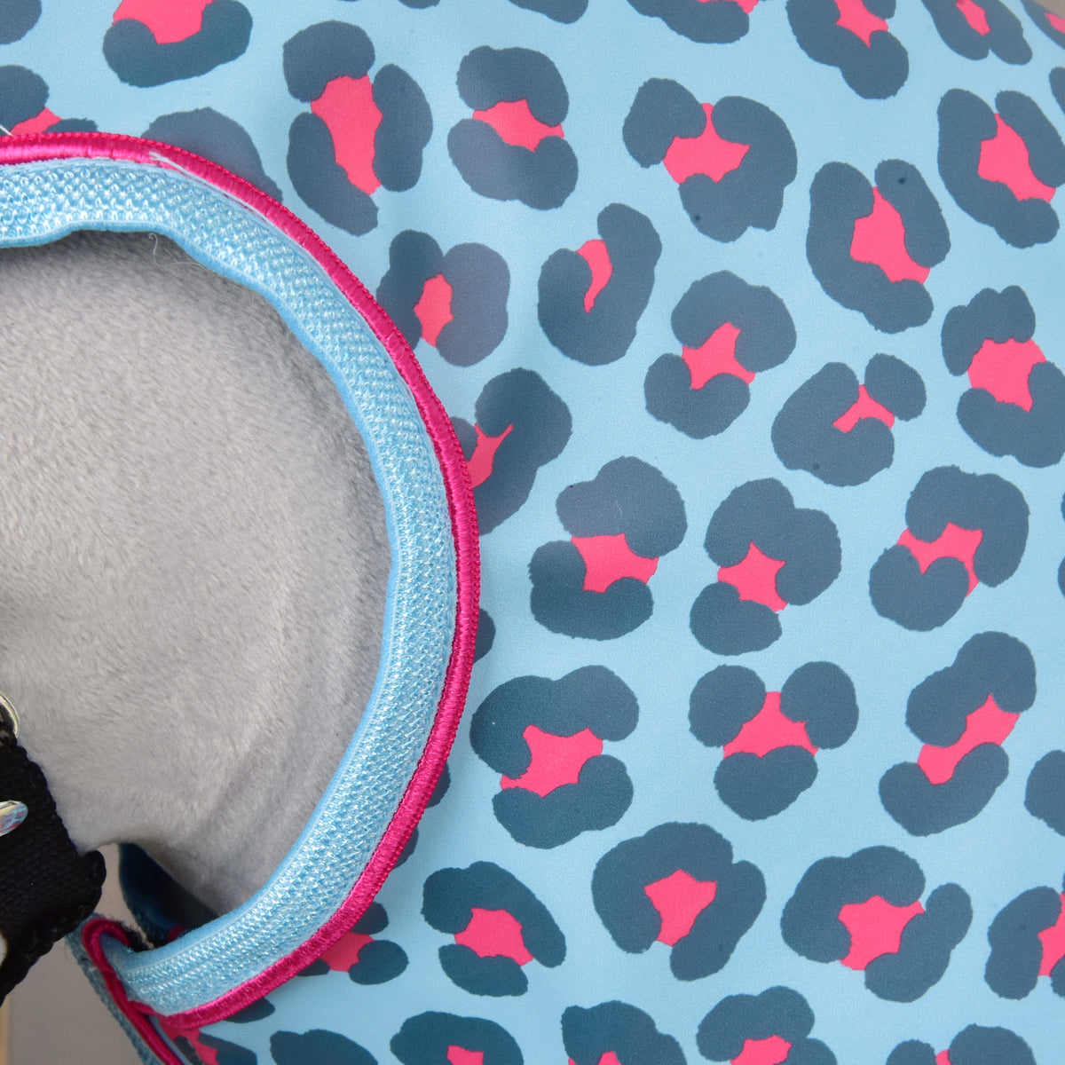 Detailný záber na Pláštenku Blue Leopard od Hobby Horse LarDen so svetlomodrou látkou, tmavomodrým a ružovým leopardím vzorom a svetlomodrým lemovaním – ideálna na vychádzky za každého počasia.
