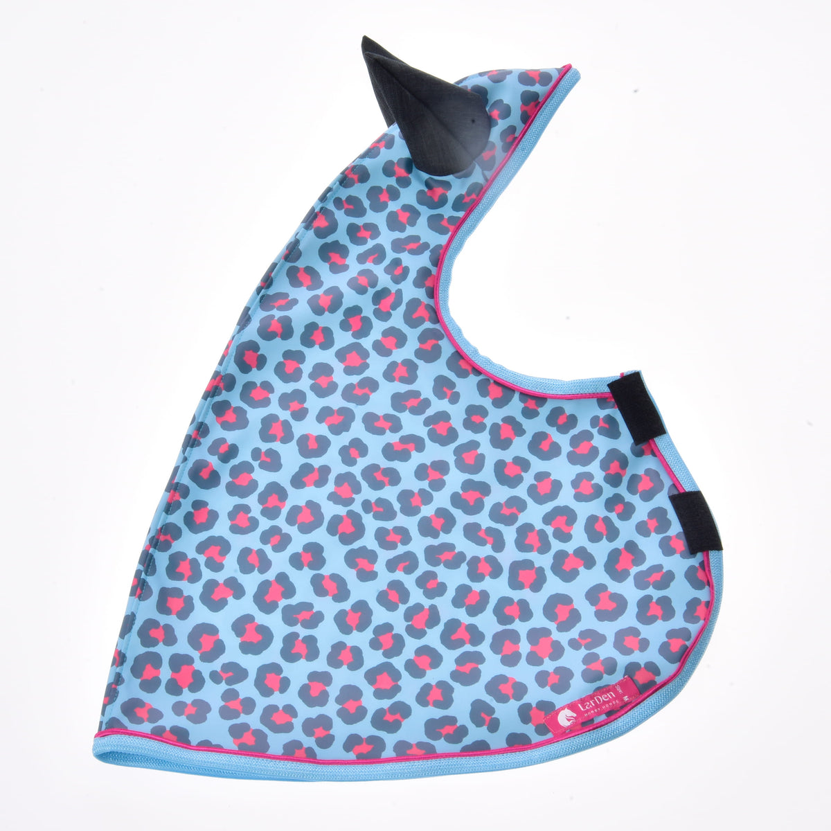 Pláštenka Blue Leopard od Hobby Horse LarDen má modrú pláštenku s ružovým a tmavosivým leopardím vzorom, čierny detail v tvare uší, modré lemovanie a bočné zapínanie na suchý zips – ideálna, aby tvoj maznáčik zostal pri každej vychádzke v suchu.