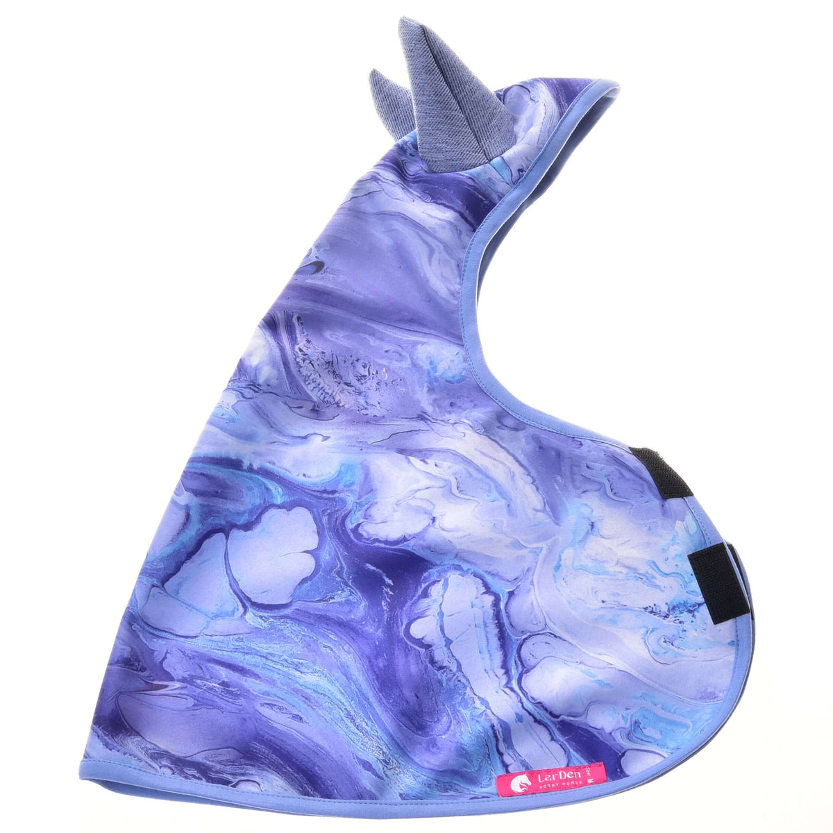Hobby Horse LarDen Pláštenka Galaxy Blue, modro-fialový mramorovaný kostým pre maznáčika v tvare pláštenky s dvoma mäkkými ušami pripomínajúcimi rohy a bočným zapínaním na suchý zips — ideálny ako pláštenka do každého počasia pre tvojho chlpatého kamaráta.