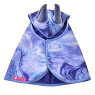Pláštenka Galaxy Blue od Hobby Horse LarDen s modro-fialovým mramorovaným vzorom, mäkkými sivými rohmi nosorožca na kapucni a modrým lemom — ideálna do každého počasia pre dobrodružstvá s tvojím maznáčikom.
