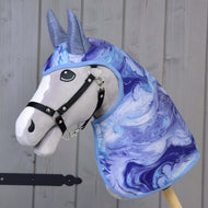 Hobby Horse LarDen „Pláštenka Galaxy Blue“ s plyšovým koňom, čiernou uzdečkou a kapucňou s modrým, fialovým a bielym mramorovaným vzorom, zobrazený pred sivou drevenou stenou.
