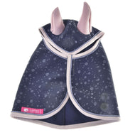 Pláštenka Pinkie Blue (softshell) od Hobby Horse LarDen s tmavomodrým vzorom dažďových kvapiek, svetloružovým lemovaním a dvoma ružovými tvarmi uší hore, plus ružovým štítkom LarDen na leme – perfektná na vonkajšie vychádzky maznáčikov za každého počasia.