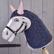 Hobby Horse LarDen Pláštenka Pinkie Blue (softshell) so sivo-bielym Hobby Horse s ružovými ušami a tmavomodrou pláštenkou so vzorom dažďa, čiernou uzdečkou, perfektná na hru za každého počasia, zobrazené na pozadí svetlého dreveného obloženia.
