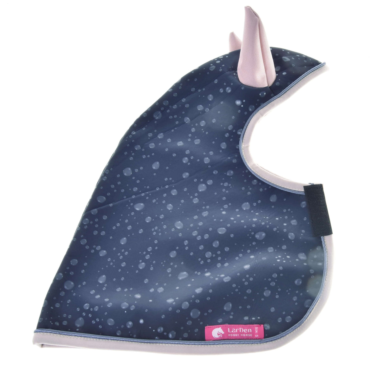 Pláštenka Pinkie Blue (softshell) od Hobby Horse LarDen s tmavomodrým vzorom dažďových kvapiek, ružovým lemovaním a ušami, čiernym pásikom na suchý zips a ružovým štítkom – ideálna ochrana pre tvojho Hobby Horse za každého počasia.